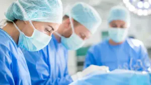 Ärzte- und Anästhesieteam im Operationssaal – Symbolbild für Interim Management im Gesundheitswesen